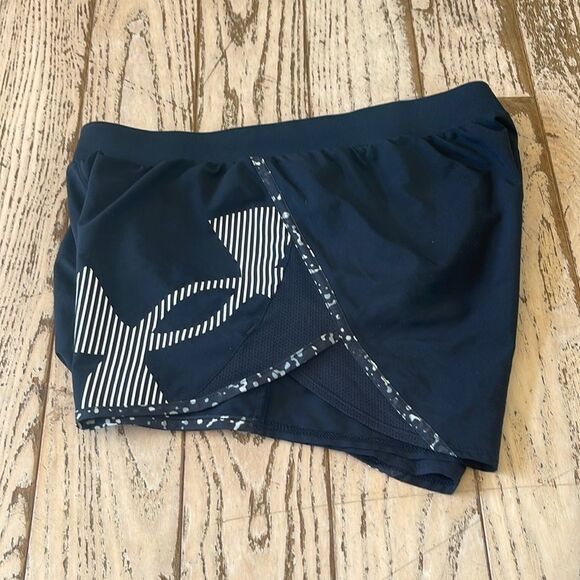UNDER ARMOUR - WOMENS FLY BY SHORTS SIZE SMALL - Picture 4 of 9